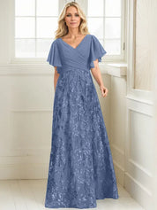 Robe de mère de la mariée trapèze, col en V, longueur au sol, en mousseline de soie et dentelle à sequins, avec plis 