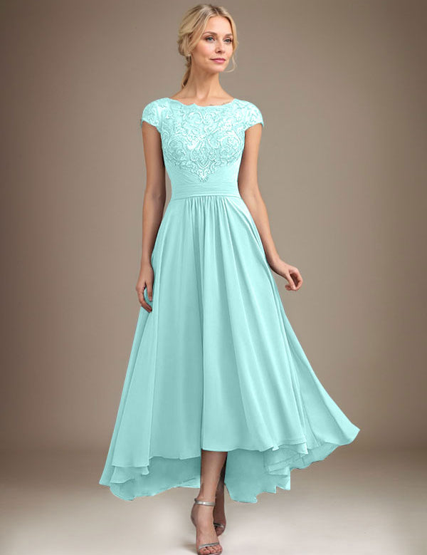 Robe de mère de la mariée asymétrique en mousseline de soie et dentelle, coupe trapèze, décolleté plongeant, avec plis 