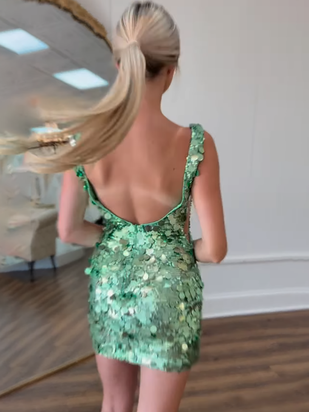 SparklyGreenBodyconSequinsV-NeckShortHomecomingDress_3.png