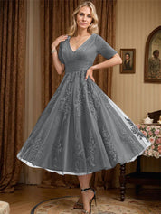 Robe de mère de la mariée trapèze, col en V, longueur genou, en tulle et dentelle, avec plis 