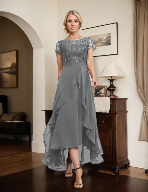 Robe de mère de la mariée asymétrique en mousseline de soie et dentelle, coupe trapèze, décolleté en V, avec nœud, volants et paillettes 