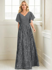 Robe de mère de la mariée trapèze, col en V, longueur au sol, en mousseline de soie et dentelle à sequins, avec plis 