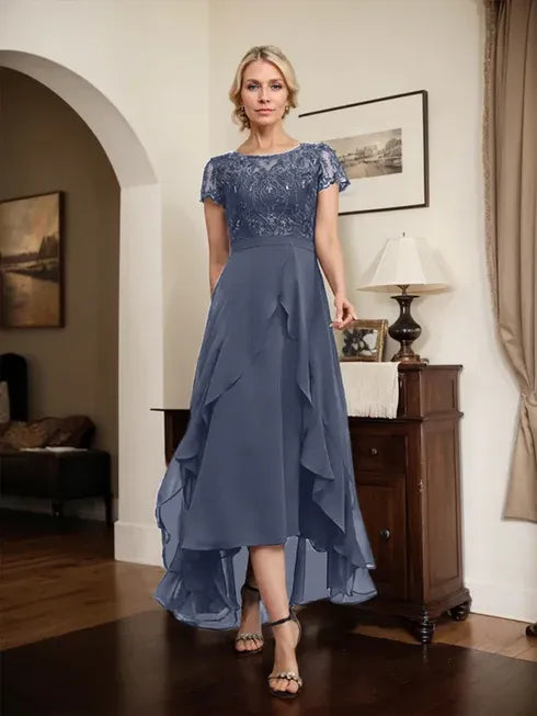 Robe de mère de la mariée asymétrique en mousseline de soie et dentelle, coupe trapèze, décolleté en V, avec nœud, volants et paillettes 