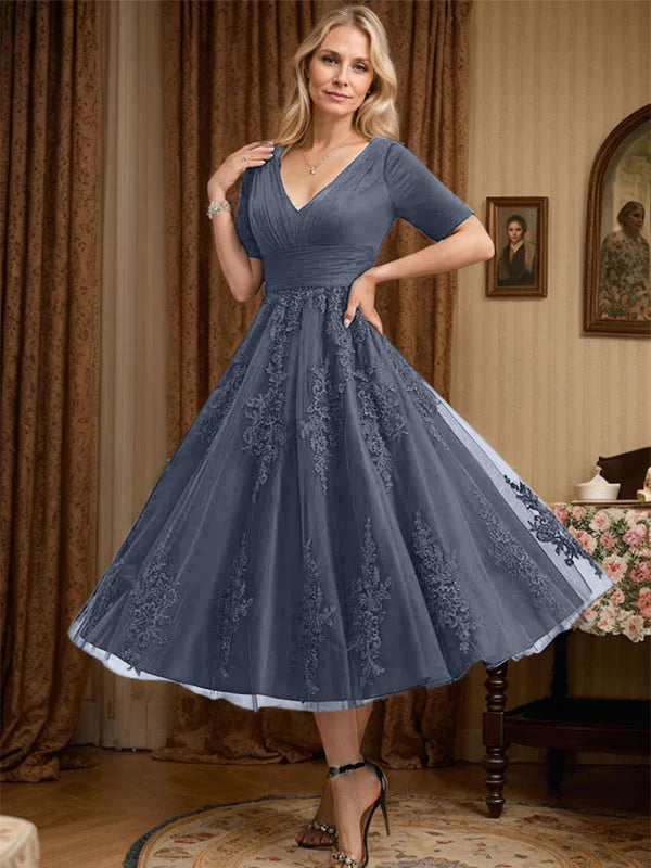 Robe de mère de la mariée trapèze, col en V, longueur genou, en tulle et dentelle, avec plis 
