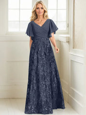 Robe de mère de la mariée trapèze, col en V, longueur au sol, en mousseline de soie et dentelle à sequins, avec plis 