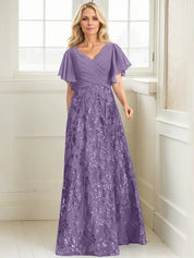 Robe de mère de la mariée trapèze, col en V, longueur au sol, en mousseline de soie et dentelle à sequins, avec plis 