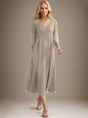 Robe de mère de la mariée trapèze, col en V, longueur genou, en mousseline de soie et dentelle, avec perles 