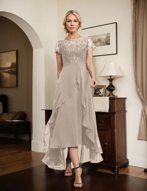 Robe de mère de la mariée asymétrique en mousseline de soie et dentelle, coupe trapèze, décolleté en V, avec nœud, volants et paillettes 