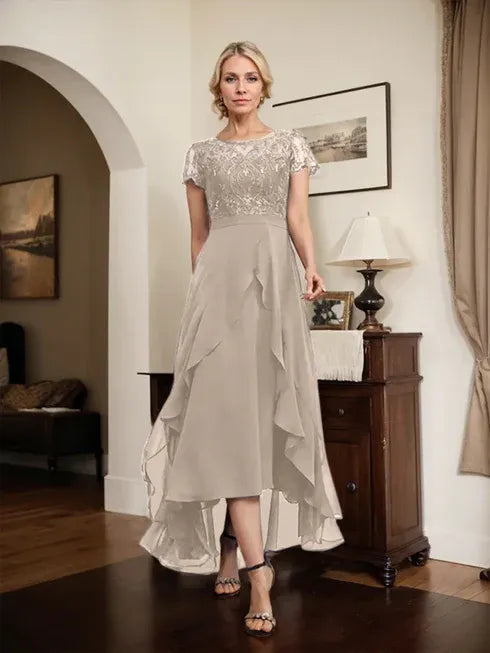 Robe de mère de la mariée asymétrique en mousseline de soie et dentelle, coupe trapèze, décolleté en V, avec nœud, volants et paillettes 