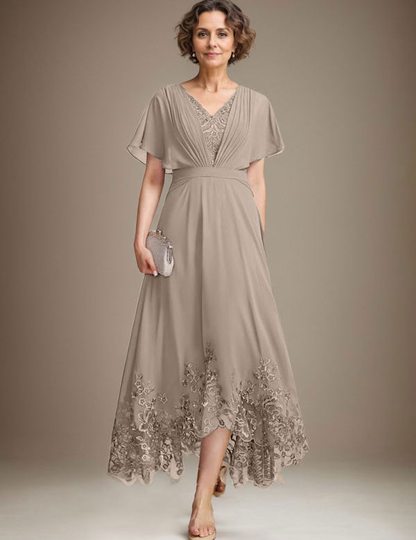 Robe de mère de la mariée asymétrique en mousseline de soie et dentelle, coupe trapèze, col en V, avec plis