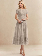 Robe de mère de la mariée coupe trapèze, longueur thé, en tulle et dentelle 