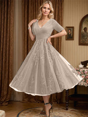 Robe de mère de la mariée trapèze, col en V, longueur genou, en tulle et dentelle, avec plis 
