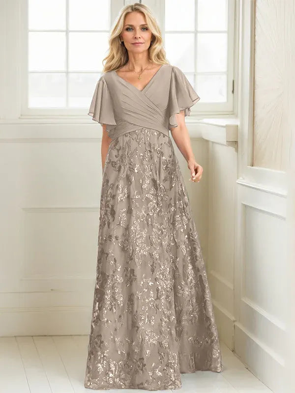 Robe de mère de la mariée trapèze, col en V, longueur au sol, en mousseline de soie et dentelle à sequins, avec plis 