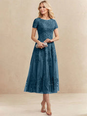 Robe de mère de la mariée coupe trapèze, longueur thé, en tulle et dentelle 