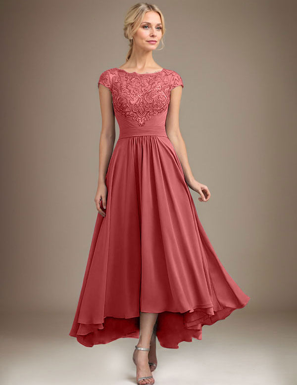 Robe de mère de la mariée asymétrique en mousseline de soie et dentelle, coupe trapèze, décolleté plongeant, avec plis 