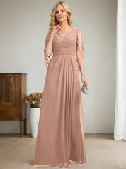 Robe longue bleu marine foncé à col en V et coupe trapèze pour mère de la mariée 