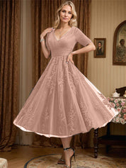 Robe de mère de la mariée trapèze, col en V, longueur genou, en tulle et dentelle, avec plis 