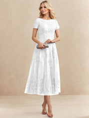 Robe de mère de la mariée coupe trapèze, longueur thé, en tulle et dentelle 