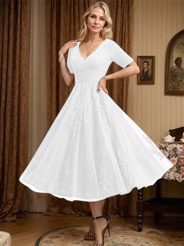 Robe de mère de la mariée trapèze, col en V, longueur genou, en tulle et dentelle, avec plis 