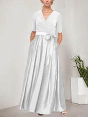 Robe de bal à décolleté surplis avec jupe ample en satin et corsage en jersey 