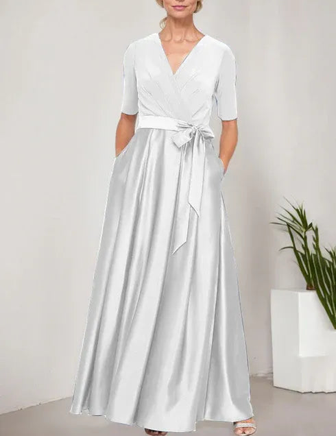 Robe de bal à décolleté surplis avec jupe ample en satin et corsage en jersey 