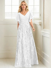 Robe de mère de la mariée trapèze, col en V, longueur au sol, en mousseline de soie et dentelle à sequins, avec plis 