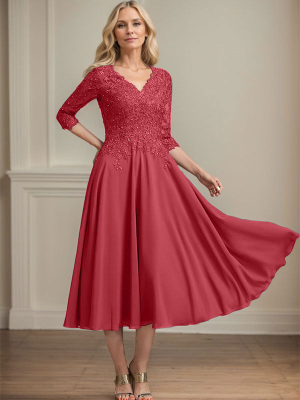Robe de mère de la mariée trapèze, col en V, longueur genou, en mousseline de soie et dentelle, avec perles et paillettes 