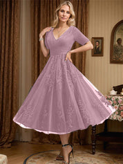Robe de mère de la mariée trapèze, col en V, longueur genou, en tulle et dentelle, avec plis 
