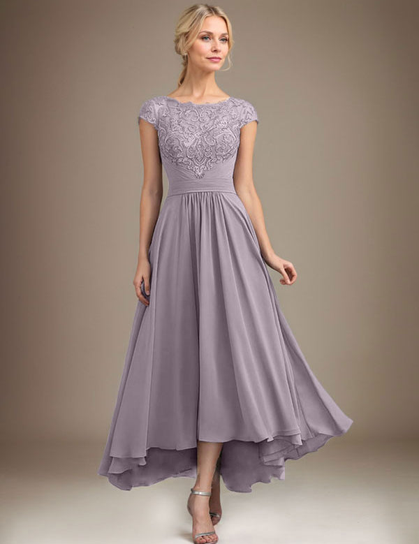 Robe de mère de la mariée asymétrique en mousseline de soie et dentelle, coupe trapèze, décolleté plongeant, avec plis 