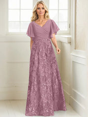 Robe de mère de la mariée trapèze, col en V, longueur au sol, en mousseline de soie et dentelle à sequins, avec plis 
