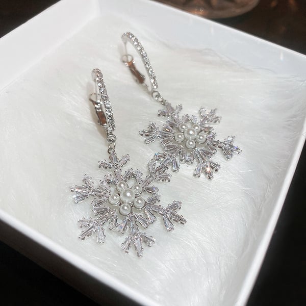 Women_sSnowflakesShapedZirconHoopEarrings_1.jpg