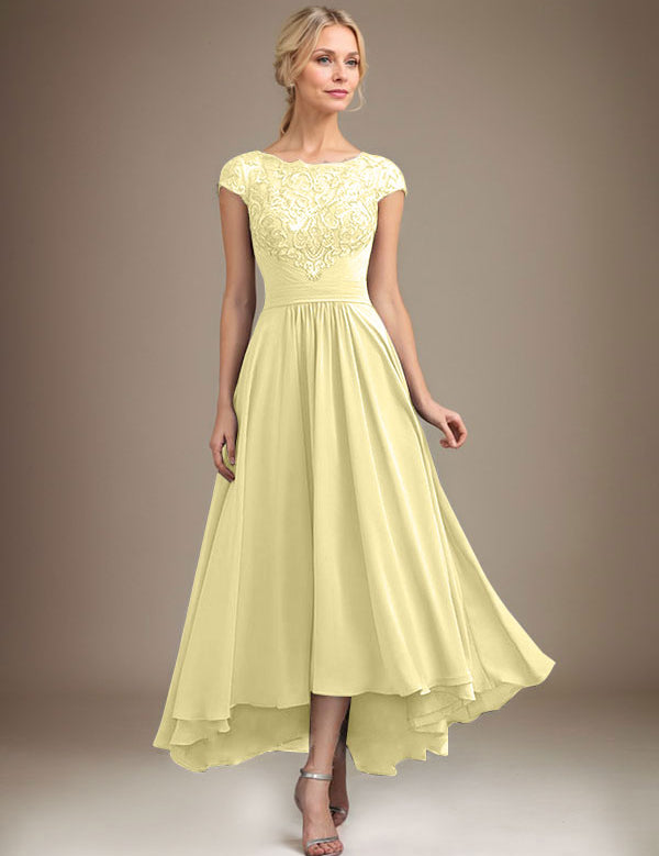 Robe de mère de la mariée asymétrique en mousseline de soie et dentelle, coupe trapèze, décolleté plongeant, avec plis 