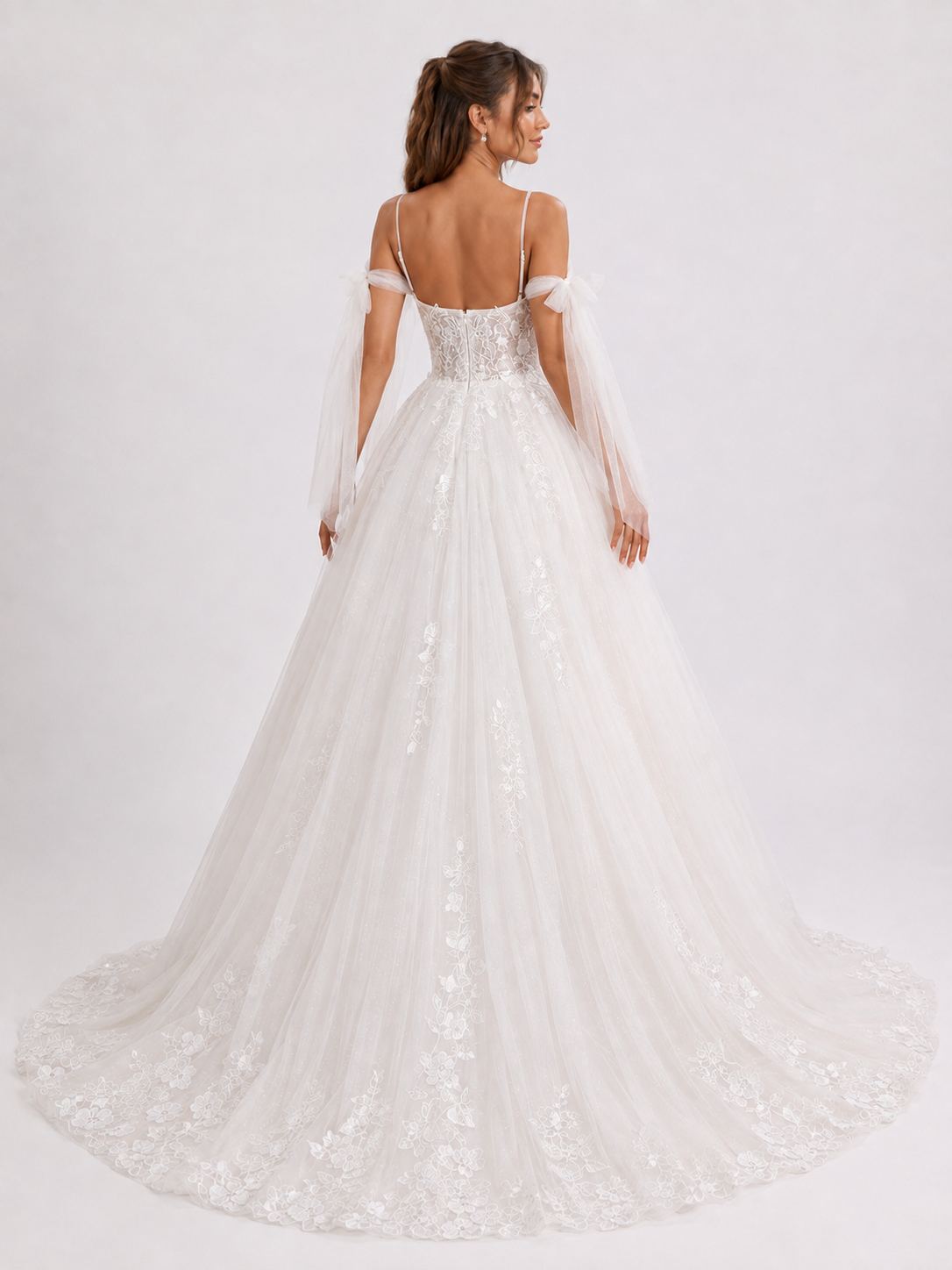 Elegant Sweetheart Lace Applique A-Line Wedding Dress with Detachable Sleeves and Chapel Train