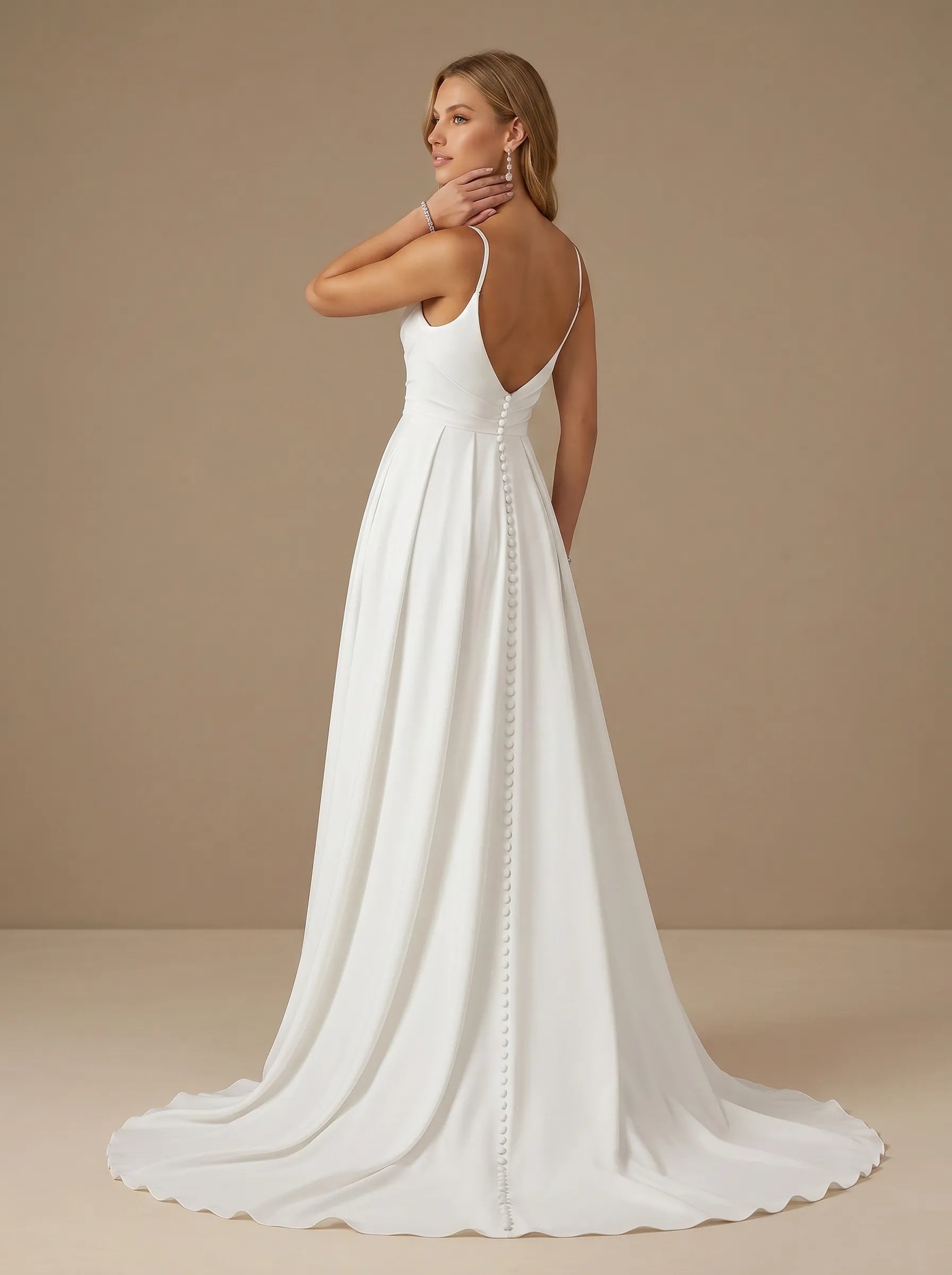 Brautkleid aus Satin mit eckigem Ausschnitt, Spaghettiträgern, hohem Schlitz und Falten