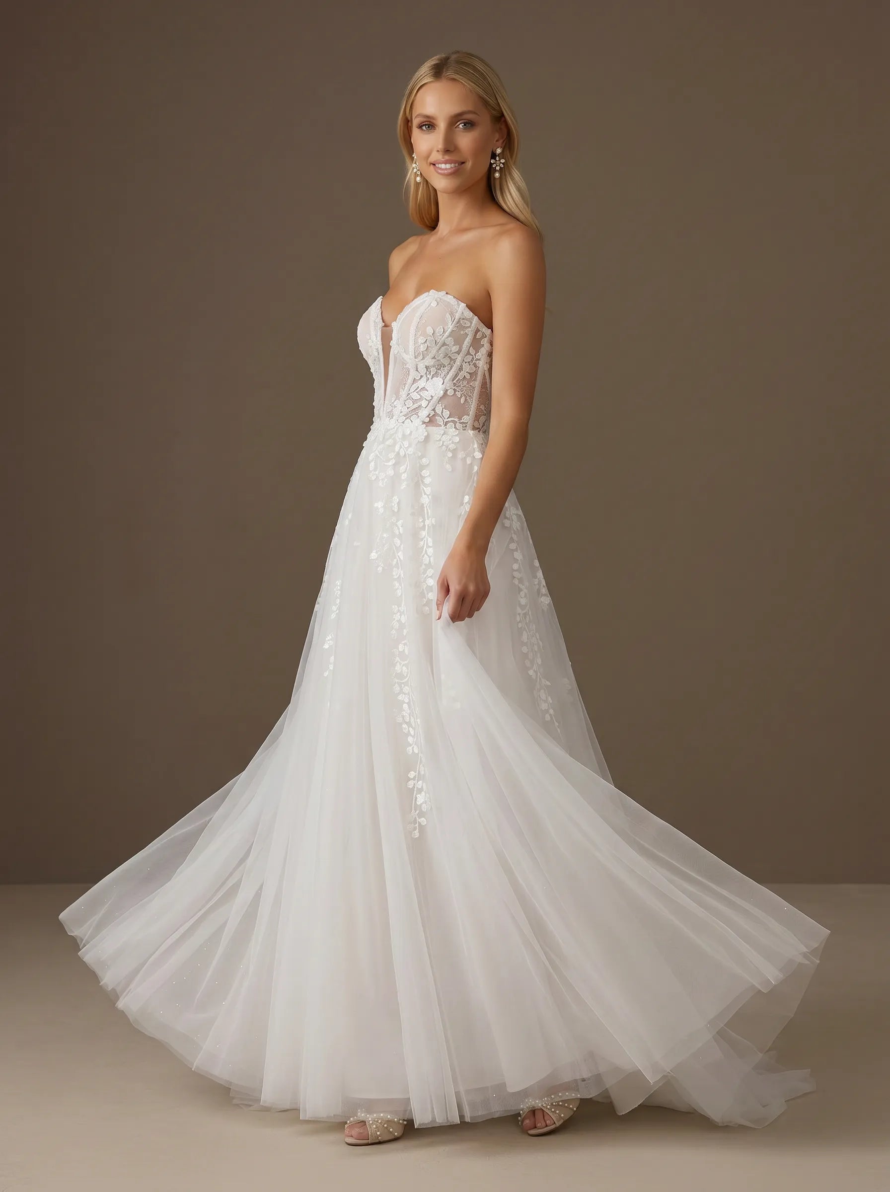Sweetheart Lace Applique Tulle A Line Wedding Gown