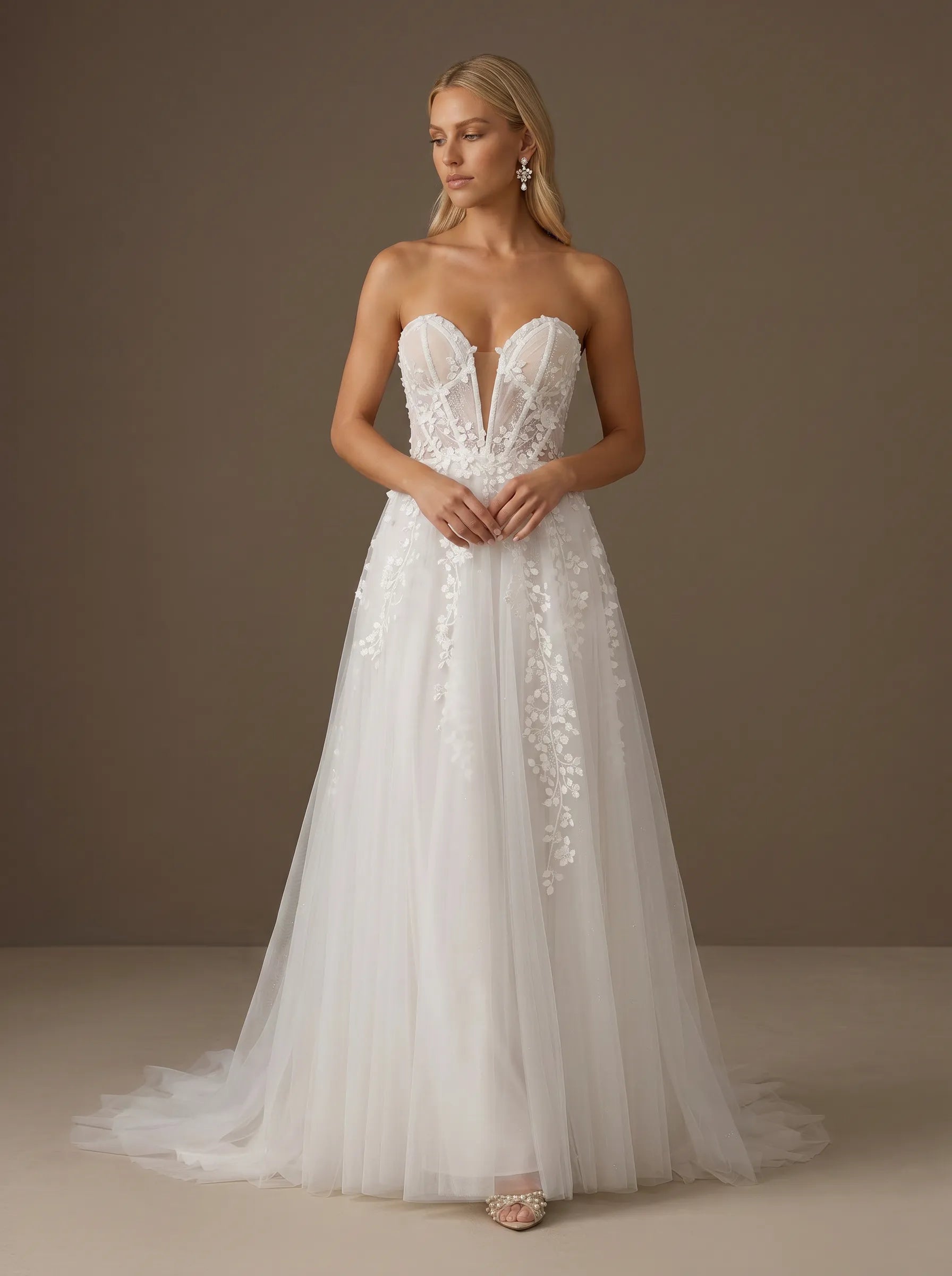 Sweetheart Lace Applique Tulle A Line Wedding Gown