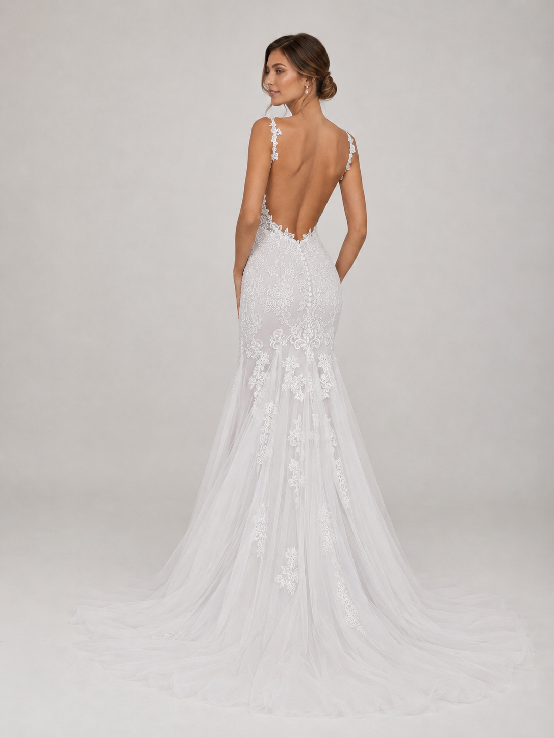 Elegant Sweetheart Lace Appliquéd Tulle Mermaid Wedding Dress with Chapel Train