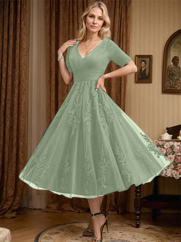 Robe de mère de la mariée trapèze, col en V, longueur genou, en tulle et dentelle, avec plis 