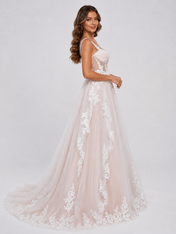 Elegant Sweetheart Lace Applique Tulle A-Line Wedding Dress with Chapel Train