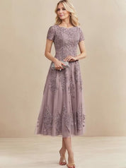 Robe de mère de la mariée coupe trapèze, longueur thé, en tulle et dentelle 