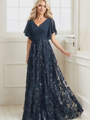 Robe de mère de la mariée trapèze, col en V, longueur au sol, en mousseline de soie et dentelle à sequins, avec plis 